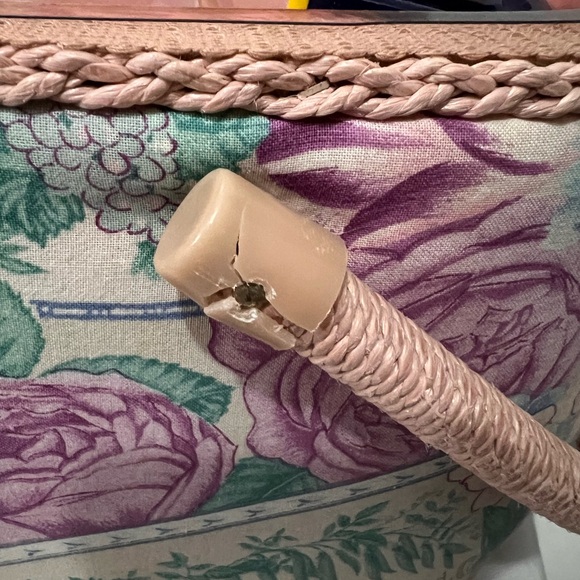 SEWING BASKET- VINTAGE- LARGE FLORAL WITH REMOVABLE TRAY/ FOOTED BOTTOM - Picture 11 of 13